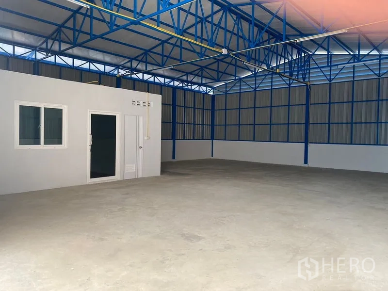 货栈 出租在Bueng Kum, Bangkok - 大型存储区，屋内设独立办公室，屋顶为高挑钢构。