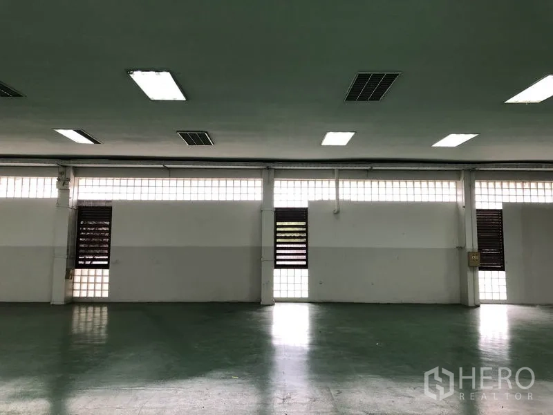 工厂 出租在Lat Krabang, Bangkok - 室内墙面带玻璃砖采光与通风百叶