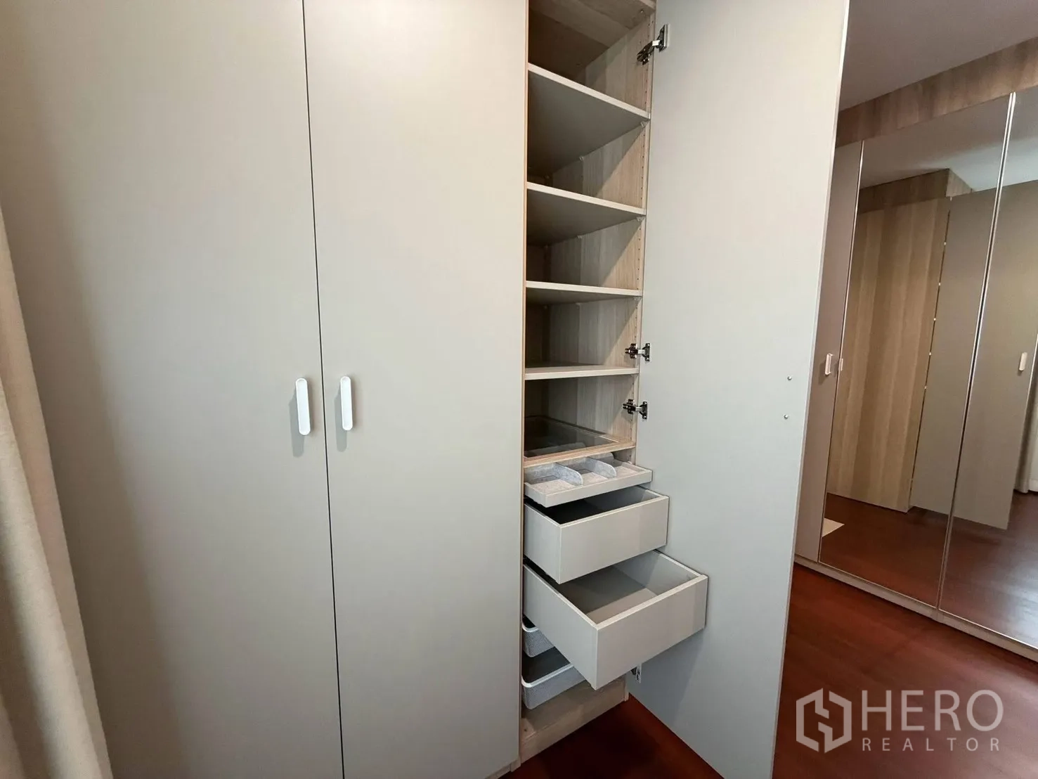 บ้านเดี่ยว for rent in Suan Luang, Bangkok - ตู้สูงพร้อมชั้นวางและลิ้นชักสำหรับเก็บของในห้องนอน