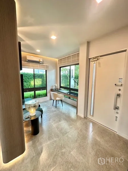 Detached House for rent in Samut Prakan - Entrance foyer with work nook, large windows and polished tiled flooring.
