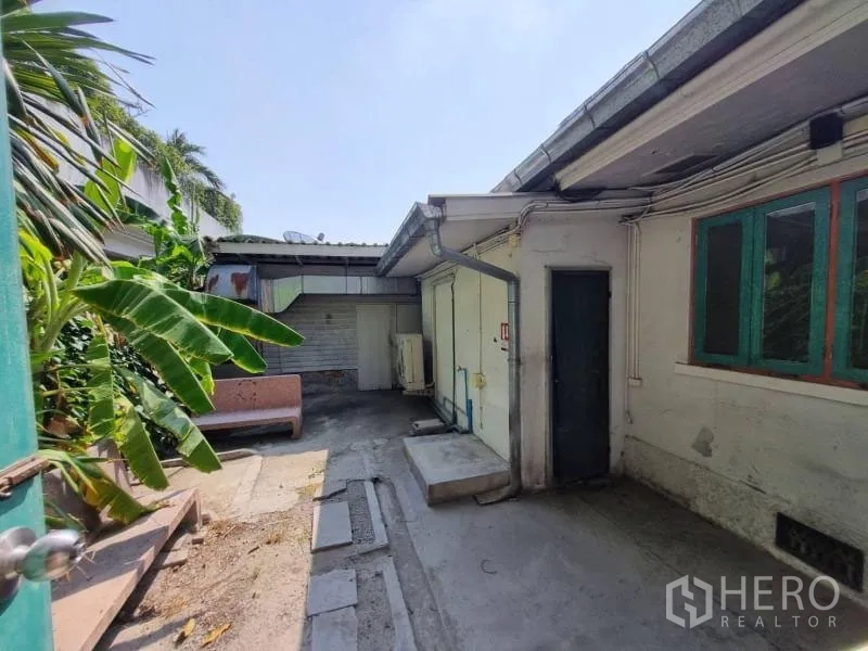 Detached House for rent in Khlong Toei, Bangkok - Rear service yard with utility area, outbuilding and tropical plants.