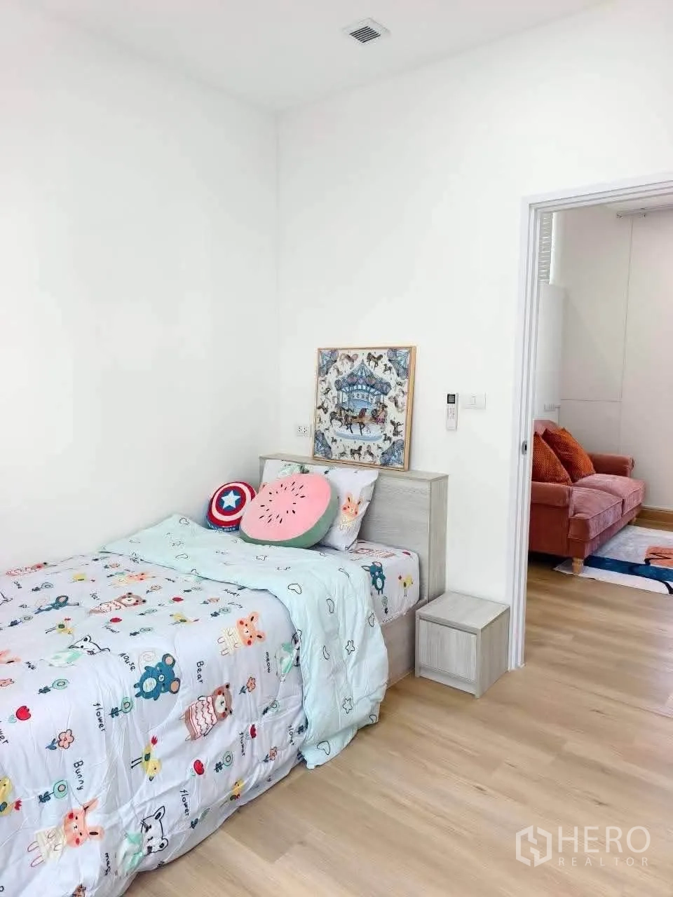 บ้านเดี่ยว for rent in Bang Phli, Samut Prakan - ห้องนอนสว่างเตียงเดี่ยว โต๊ะข้างเตียง พื้นไม้ เปิดเชื่อมสู่มุมนั่งเล่น.