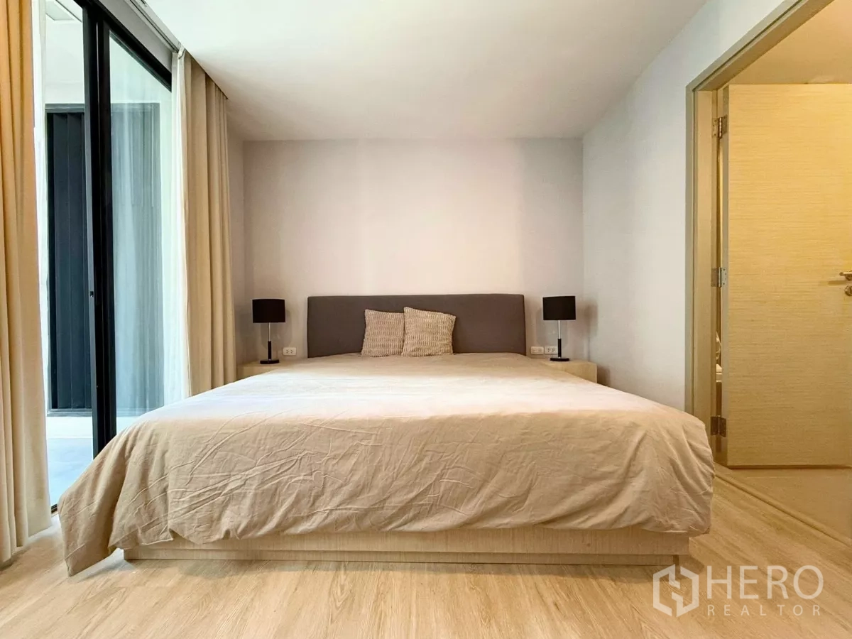 公寓 出租或出售在Watthana, Bangkok - 主卧连阳台，带通往套卫的入口。