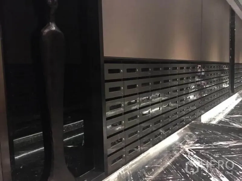 公寓 出租在Watthana, Bangkok - 公寓大堂的独立信箱墙，寄收信件安全。