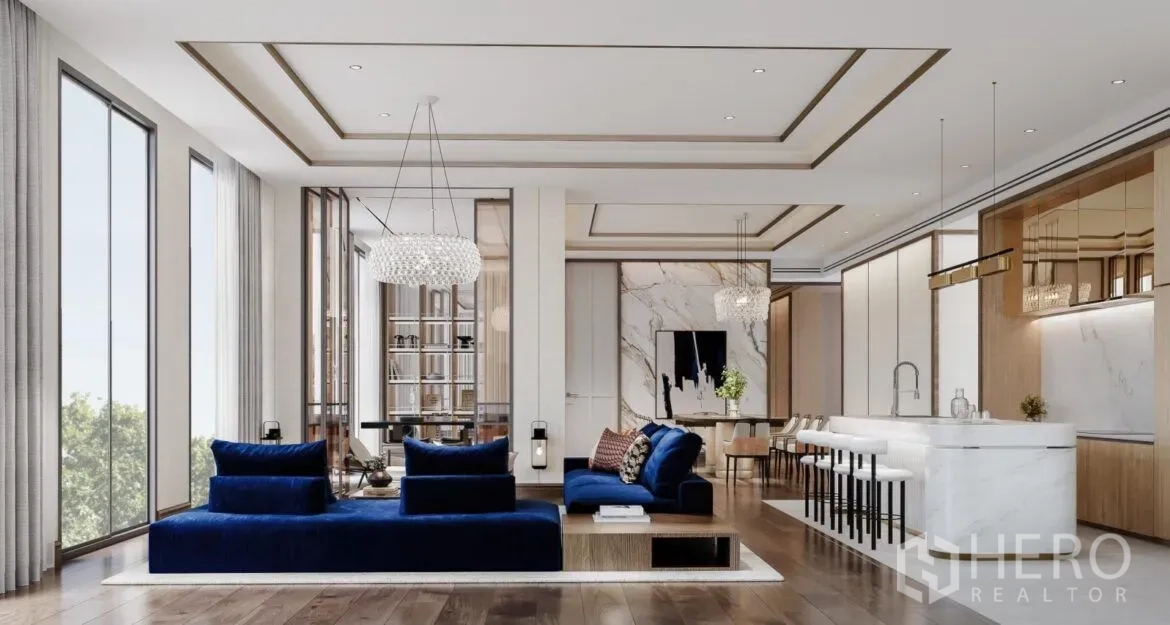 公寓 出售在Watthana, Bangkok - 通透客餐厨一体空间，蓝色沙发、石材中岛与水晶吊灯，落地窗采光充足。