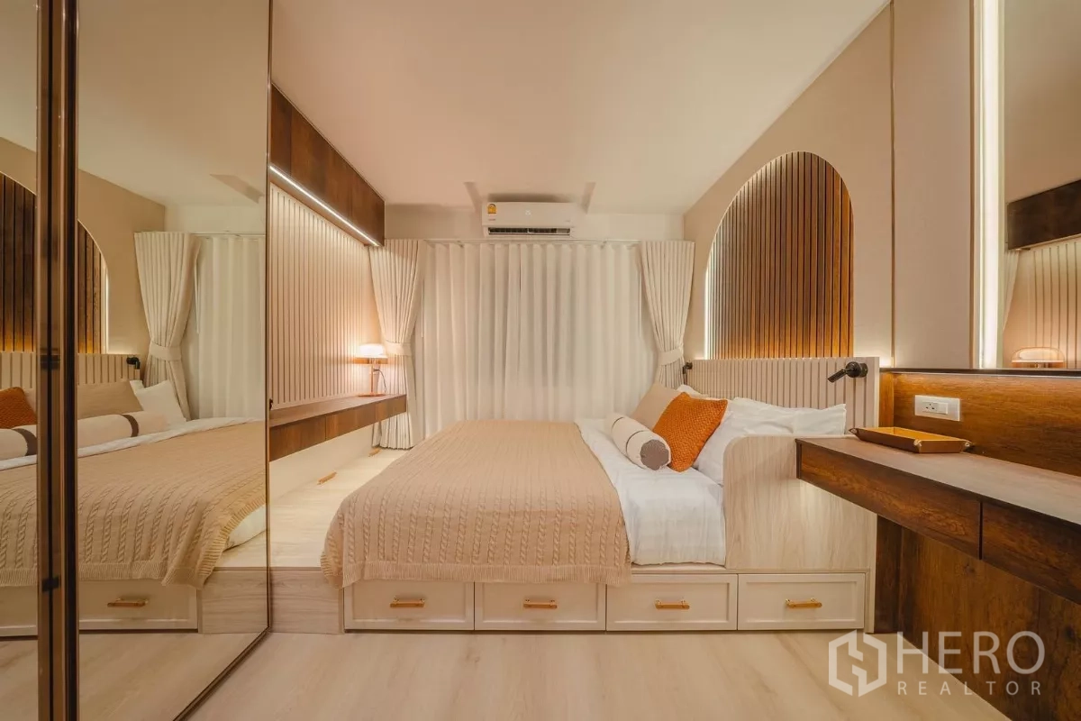 公寓 出租在Yan Nawa, Bangkok - 次卧，带抽屉收纳床、镜面衣柜与暖色灯光。
