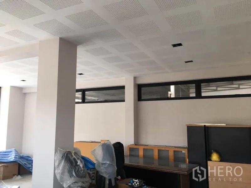零售空间 出租在Huai Khwang, Bangkok - 室内零售区，带高侧窗、吸音天花和内置柜台。
