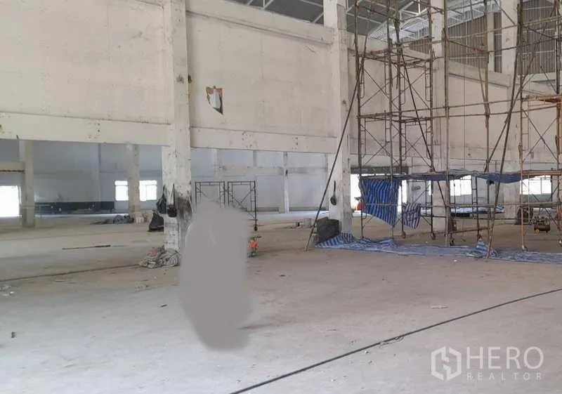 โรงงาน ให้เช่าในMueang Samut Prakan, Samut Prakan - พื้นโรงงานแบบเปิดโล่ง มีเสา หน้าต่างชั้นลอย และแสงธรรมชาติสว่าง