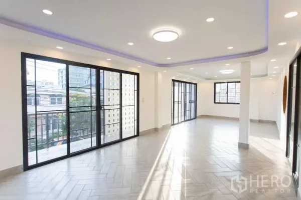 带办公室的家 出售在Huai Khwang, Bangkok - 开放式楼层，大窗与阳台，享城市景观。