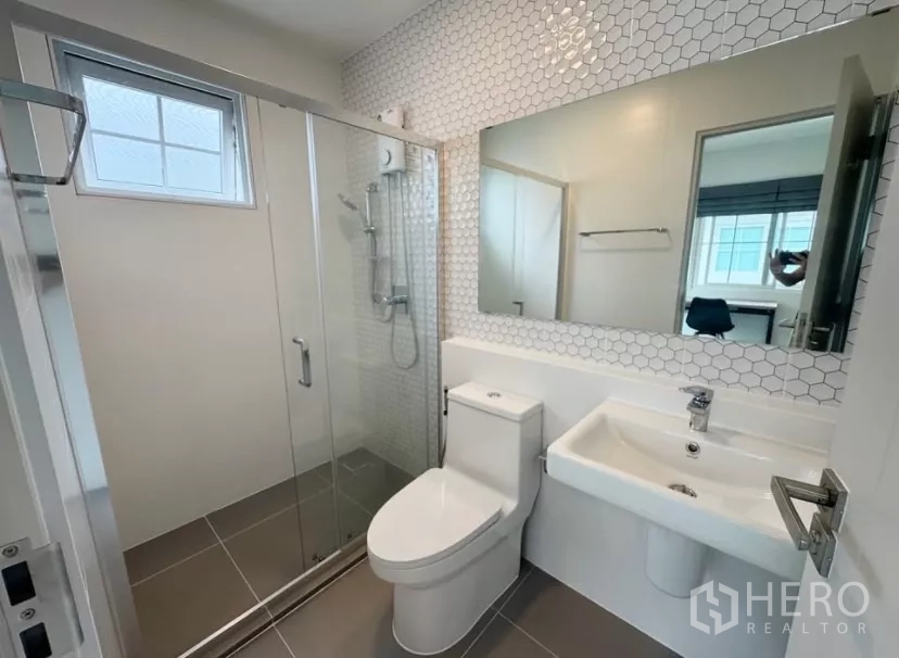 บ้าน ให้เช่าในBang Phli, Samut Prakan - ห้องน้ำสมัยใหม่พร้อมตู้กระจกอาบน้ำ ผนังลายหกเหลี่ยม และอ่างล้างหน้า
