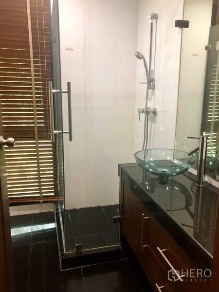 ทาวน์เฮาส์ ให้เช่าในKhlong Toei, Bangkok - ห้องน้ำพร้อมตู้ shower กระจก อ่างล้างหน้าแบบวางบนท็อป และมู่ลี่ไม้