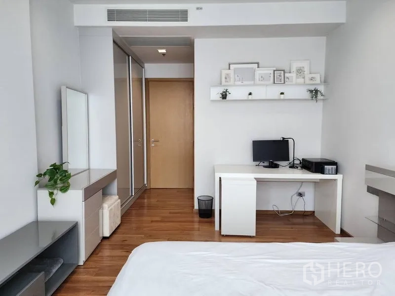 Condominium for rent in Watthana, Bangkok - Bedroom work-from-home corner with desk, shelves and built-in wardrobe.
