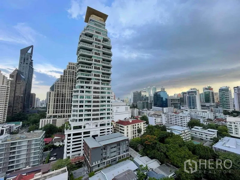 公寓 出租在Watthana, Bangkok - 高楼阳台远眺素坤逸天际线与绿意，靠近Phrom Phong。