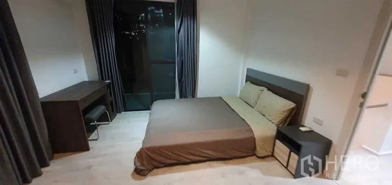 独立式住宅 出租在Prawet, Bangkok - 卧室配大床、书桌与通阳台推拉门