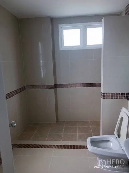 บ้าน ขายในPrawet, Bangkok - ห้องน้ำปูกระเบื้องโทนอ่อน มีพื้นที่อาบน้ำและหน้าต่าง