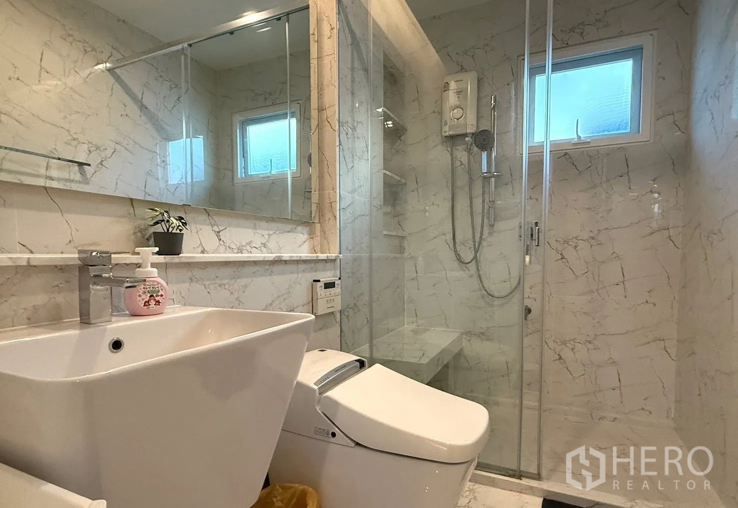 独立式住宅 出租在Prawet, Bangkok - 化妆间/客卫，悬挂式台盆与素雅瓷砖