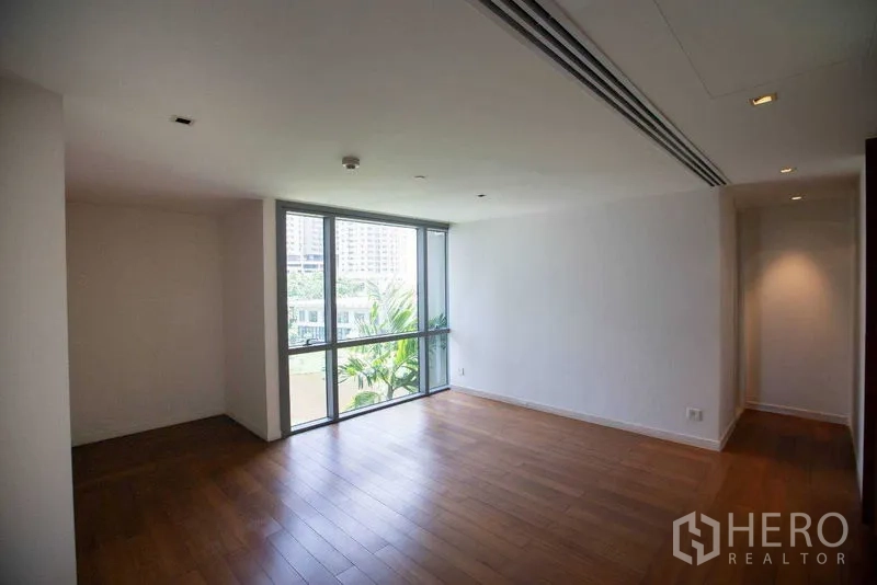 公寓 出租在Yan Nawa, Bangkok - 宽敞次卧，木地板，通过大窗望向城市与花园