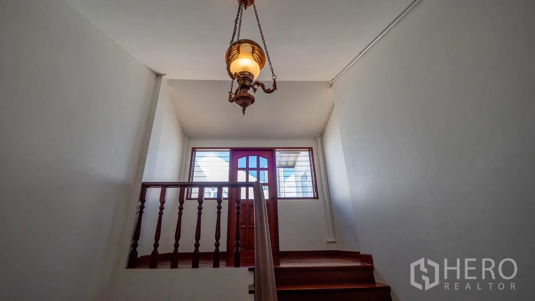 ทาวน์เฮาส์ for rent in Watthana, Bangkok - พื้นที่ชานพักบันไดมีโคมไฟแขวนวินเทจและประตูกระจกรับแสง