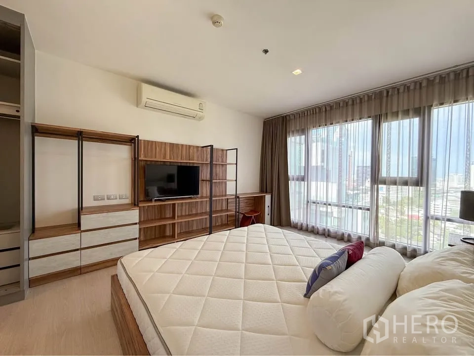 公寓 for rent in Khlong Toei, Bangkok - 大空间房间，整面落地窗，对面为定制置物与电视。