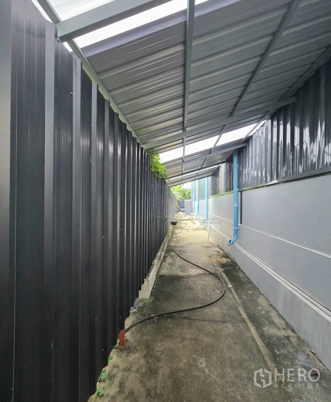 Warehouse for rent in Khlong Toei, Bangkok - Long covered corridor between boundary fence and warehouse wall for utilities and storage.