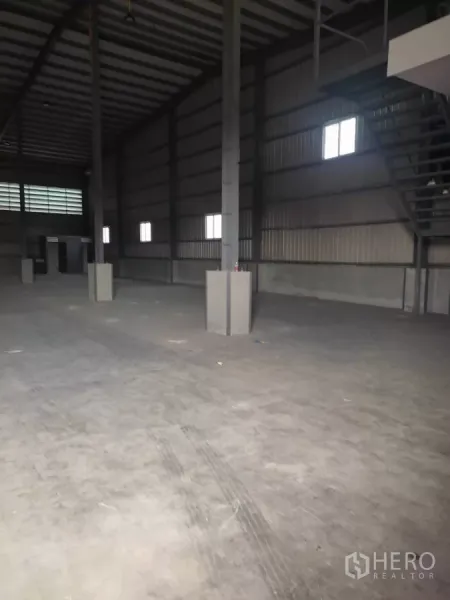 货栈 出租在Lat Krabang, Bangkok - 开放式仓库空间，钢柱与通往夹层办公室的楼梯，通风墙面