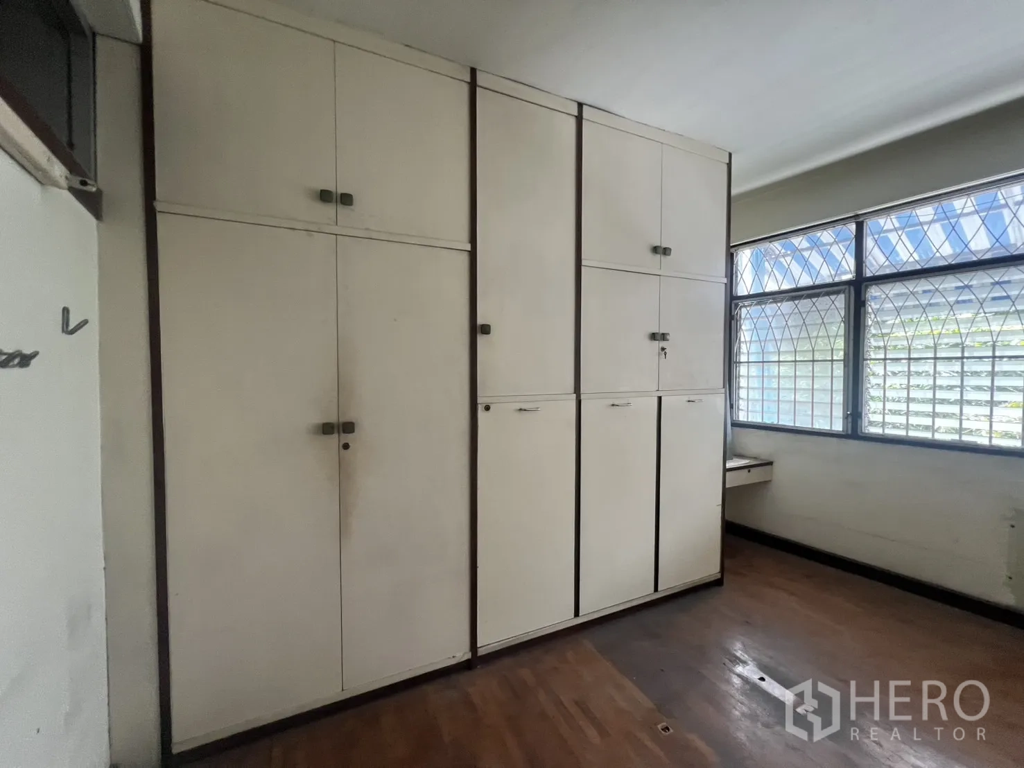 店屋 出租在Watthana, Bangkok - 内置衣柜与栅格窗的另一视角。