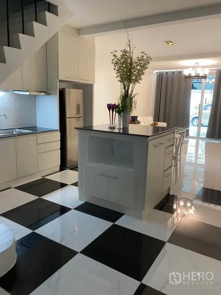 联排别墅 出租或出售在Khlong Toei, Bangkok - 厨房设中岛与不锈钢冰箱，前方为落地窗帘
