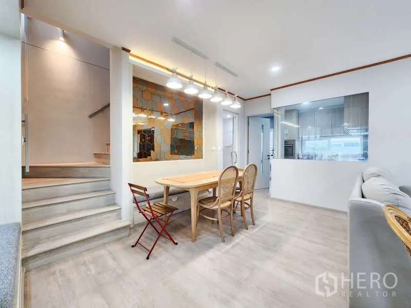 独立式住宅 出租或出售在Prawet, Bangkok - 餐区毗邻楼梯，六角装饰墙并与厨房相连。