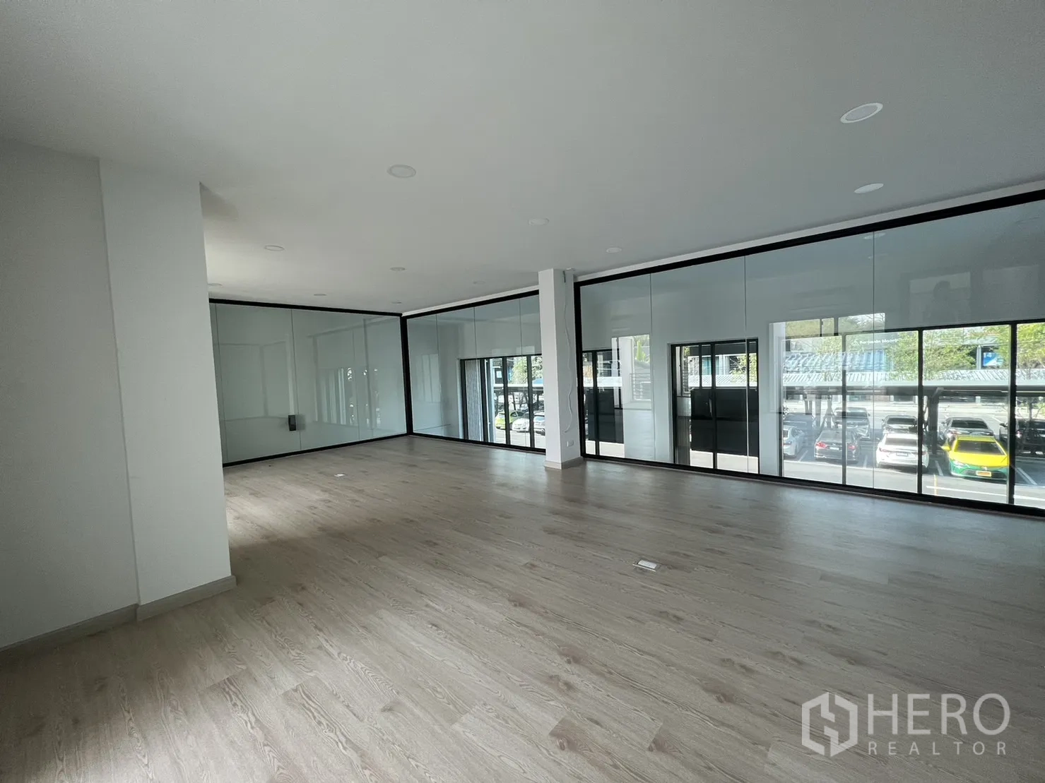 Home Office for rent in Bang Phli, Samut Prakan - Expansive glass‑partitioned workspace filled with daylight on the upper level.