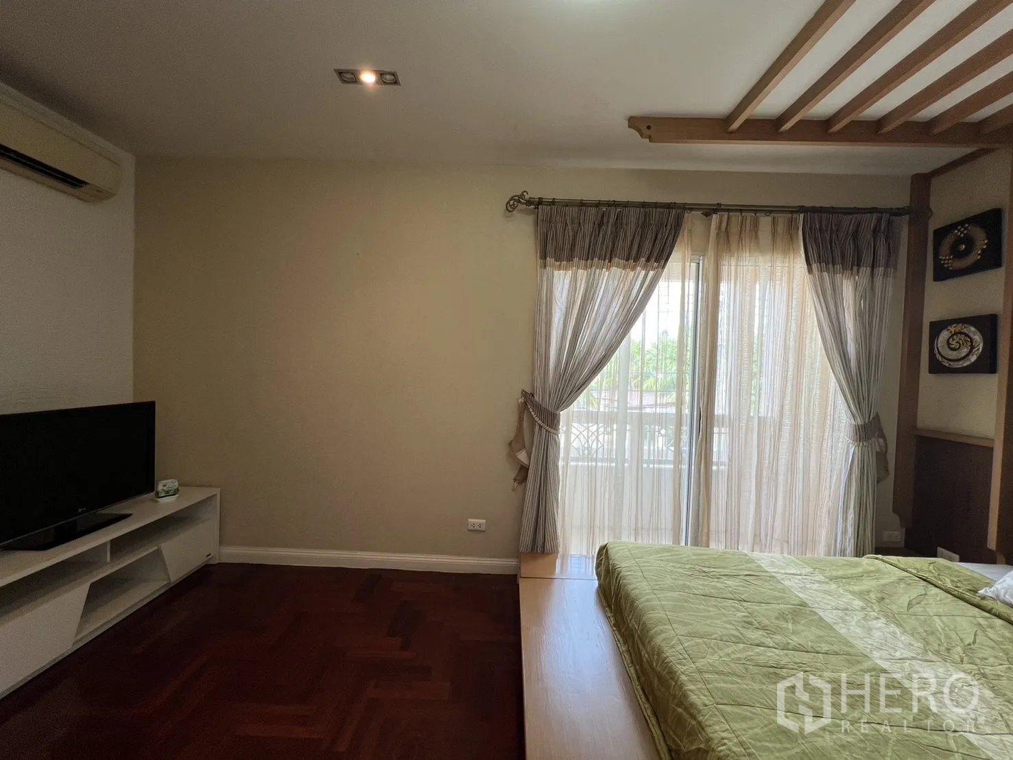 บ้าน ให้เช่าในLat Krabang, Bangkok - ห้องนอนที่สองอีกมุม พร้อมชั้นวางทีวีและประตูระเบียง