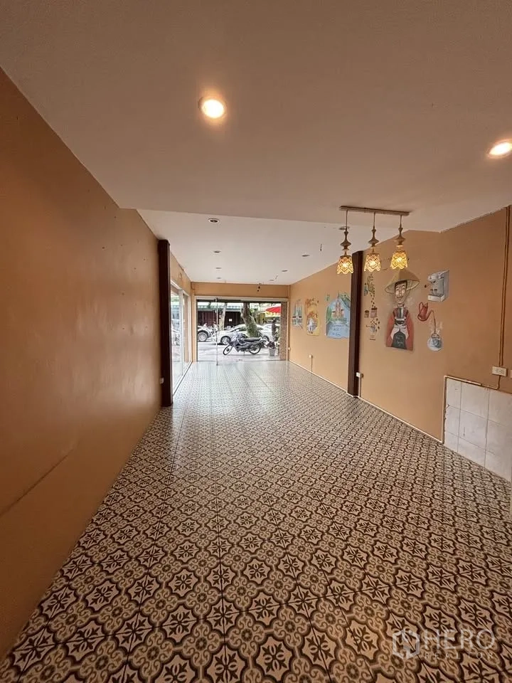 零售空间 for rent in Sathon, Bangkok - 细长的开放式房间，嵌灯与吊灯沿线布置。