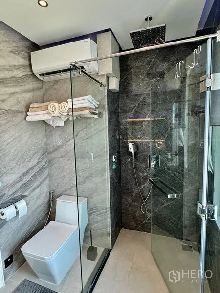 公寓 出售在Watthana, Bangkok - 现代浴室，灰色大理石墙面与无框玻璃淋浴间