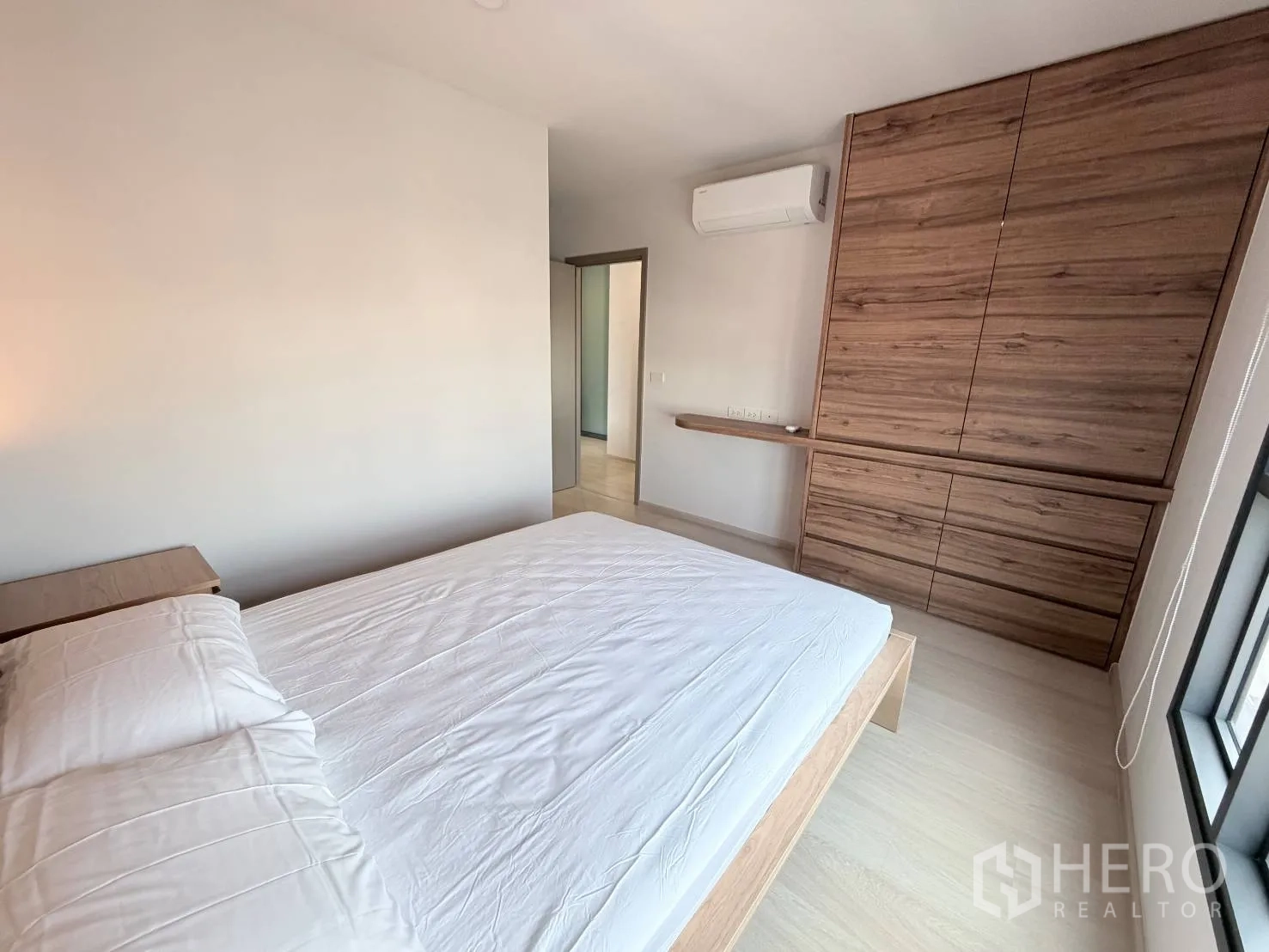 公寓 for rent in Din Daeng, Bangkok - 卧室一角可见木质内置衣柜、空调、床头柜与大窗。