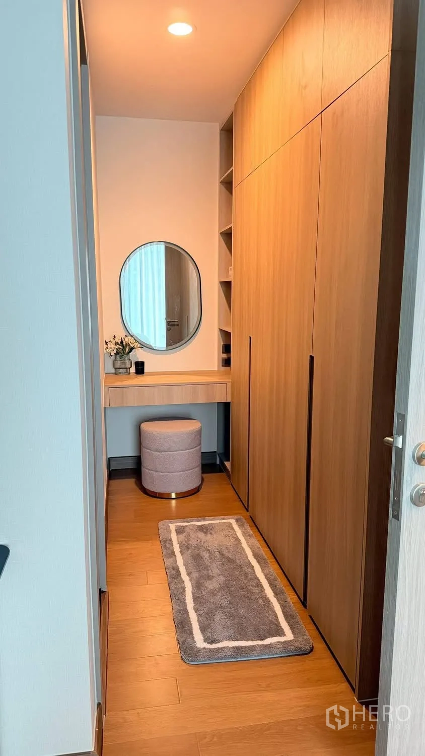 公寓 for rent in Watthana, Bangkok - 更衣区设有通顶衣柜与梳妆台。
