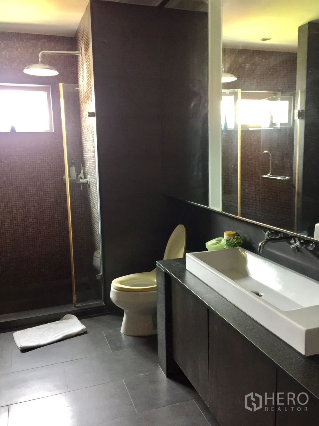 คอนโด ให้เช่าในWatthana, Bangkok - ห้องน้ำสมัยใหม่ เคาน์เตอร์อ่างล้างหน้ายาว โถสุขภัณฑ์ และห้องอาบน้ำแบบวอล์กอินกระจก