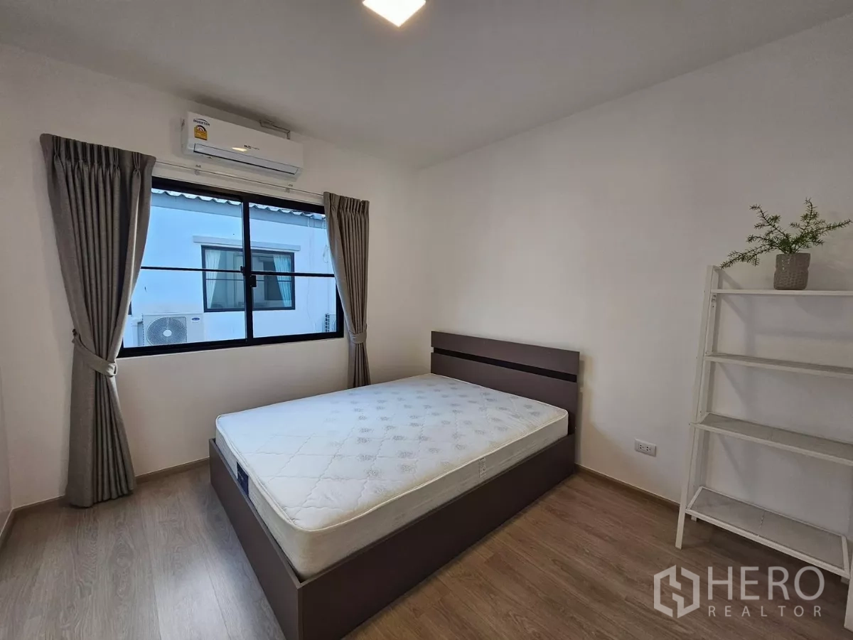 联排别墅 出租在Bang Phli, Samut Prakan - 明亮次卧，双人床、窗户与开放式书架
