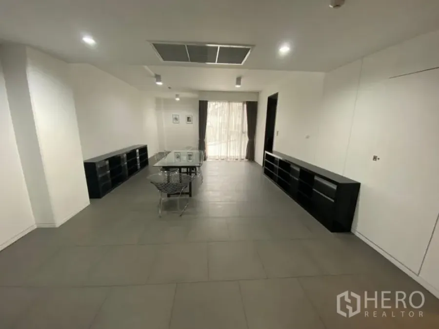办公空间 出租在Phaya Thai, Bangkok - 宽敞开放式办公区域，瓷砖地面、吸顶灯与落地窗采光。