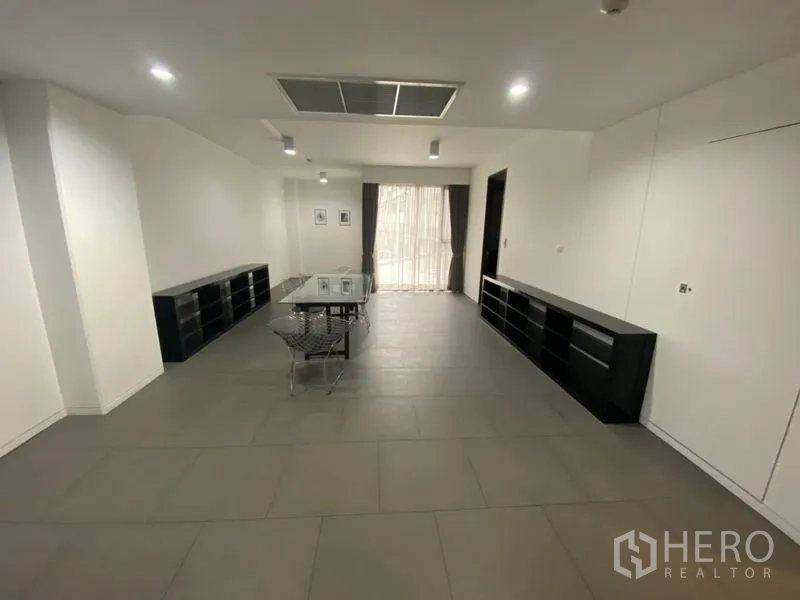 办公空间 出租在Phaya Thai, Bangkok - 宽敞开放式办公区域，瓷砖地面、吸顶灯与落地窗采光。
