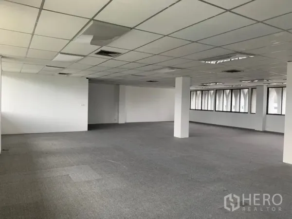Office Space for rent in Ratchathewi, Bangkok - Unfurnished office floor plate with columns, carpet tiles, and ceiling panels ready for tenant fit-out.