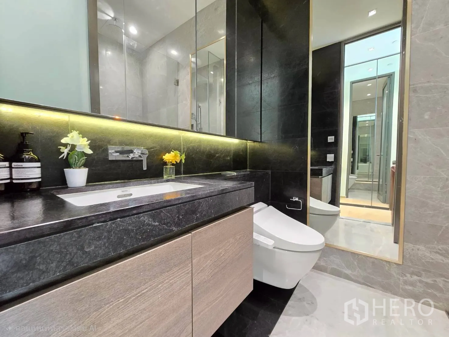 公寓 for rent in Pathum Wan, Bangkok - 高端浴室，石材台面、背光镜与玻璃淋浴间及智能马桶。
