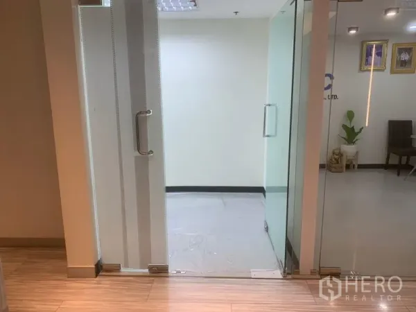Office Space for rent in Bang Rak, Bangkok - Glass double doors opening to the office reception entry.
