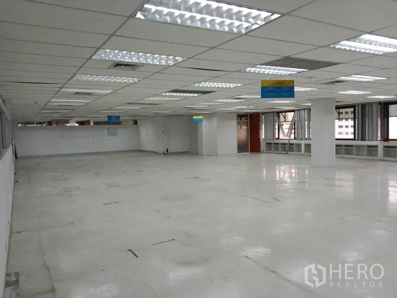สำนักงาน ให้เช่าในWatthana, Bangkok - พื้นที่สำนักงานแบบเปิดโล่งกว้าง ฝ้าเพดานตาราง ไฟฟลูออเรสเซนต์ และหน้าต่างรอบด้าน