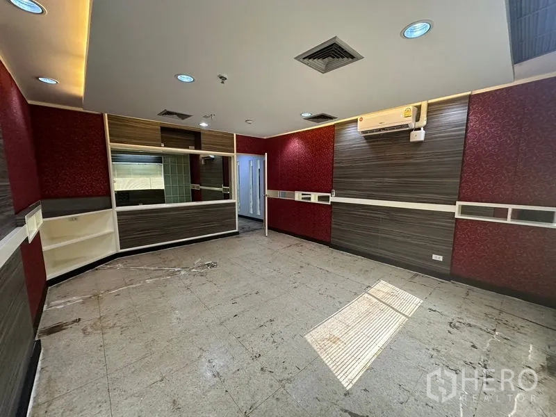 办公空间 出租在Yan Nawa, Bangkok - 会议室另一角度，展示搁架、空调与装饰墙板