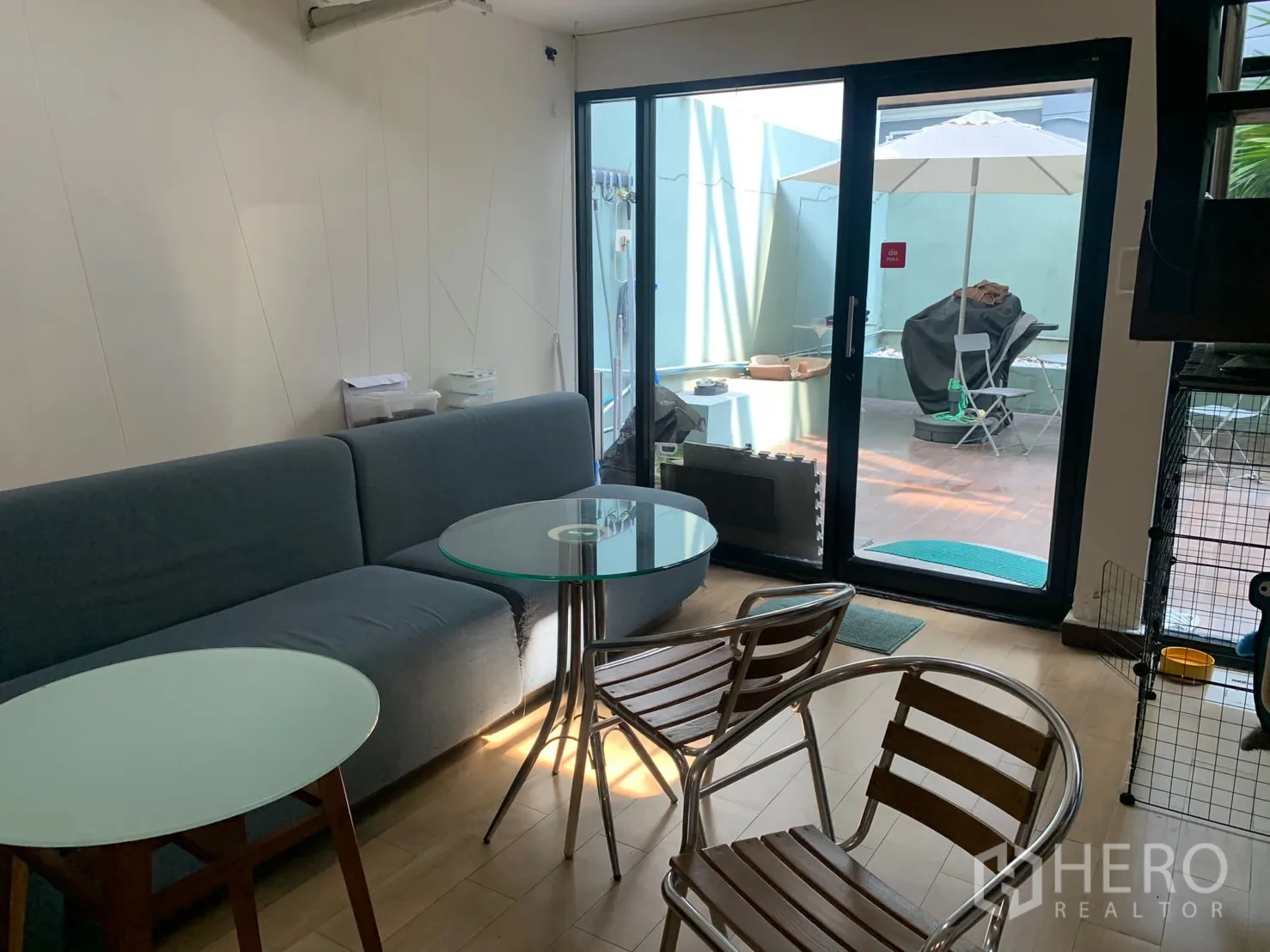 店屋 出租在Watthana, Bangkok - 休闲区，沙发与圆桌，通向室外露台