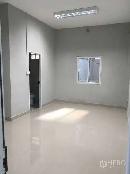 货栈 出租在Mueang Samut Prakan, Samut Prakan - 采光良好的办公室，设窗户并连接独立卫生间门口。