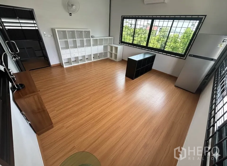 คลังสินค้า for sale in Mueang Nonthaburi, Nonthaburi - ห้องออฟฟิศสว่าง พื้นลามิเนต หน้าต่างเหล็กดัดขนาดใหญ่ พร้อมชั้นวางในโกดัง