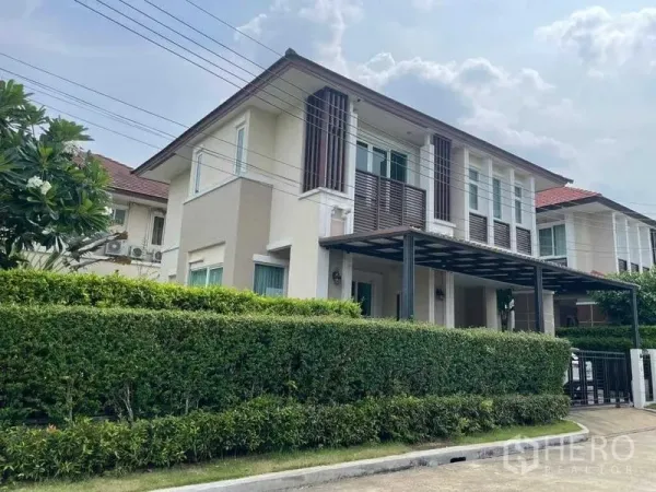 Detached House for sale in Bang Kruai, Nonthaburi - Modern two-storey detached house with carport, privacy hedge and balcony in Bang Kruai.