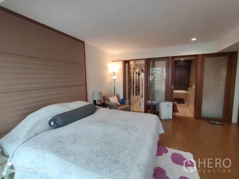 คอนโด ให้เช่าในWatthana, Bangkok - ห้องนอนหลักกว้าง มีมุมนั่งเล่น และห้องน้ำในตัวหลังประตูกระจก