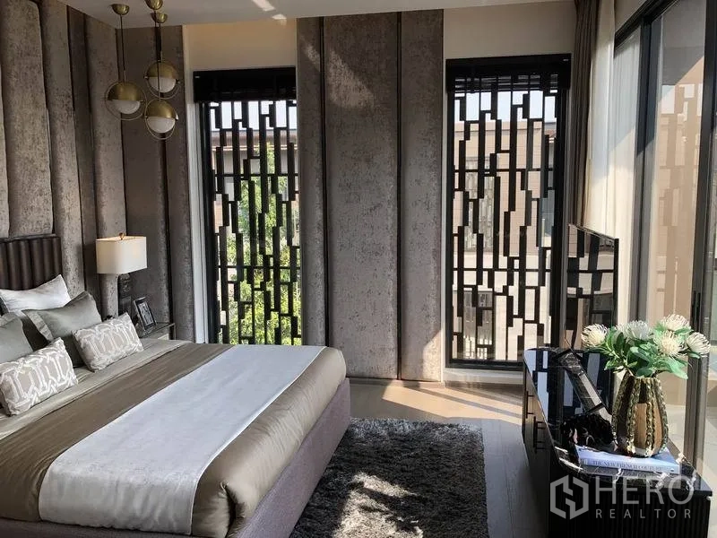 บ้าน ขายในBang Kapi, Bangkok - ห้องนอนรองผนังลอนเท็กซ์เจอร์ โคมแขวน ดีไซน์ช่องหน้าต่างลายกราฟิก และพรมปูพื้น.