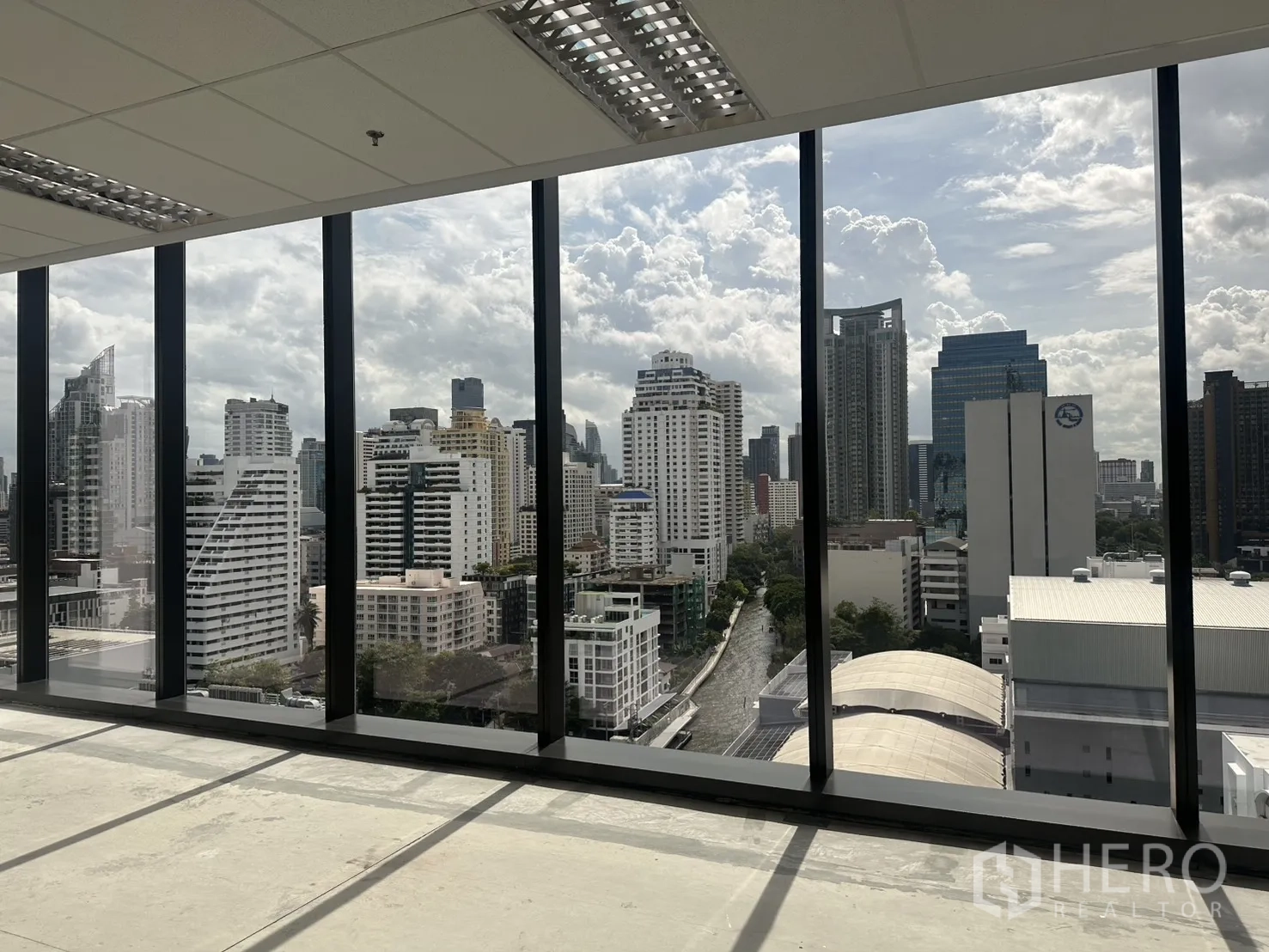 ออฟฟิศ for rent in Ratchathewi, Bangkok - มุมมองพาโนรามาเมืองผ่านผนังกระจกสูงจากภายในสำนักงาน